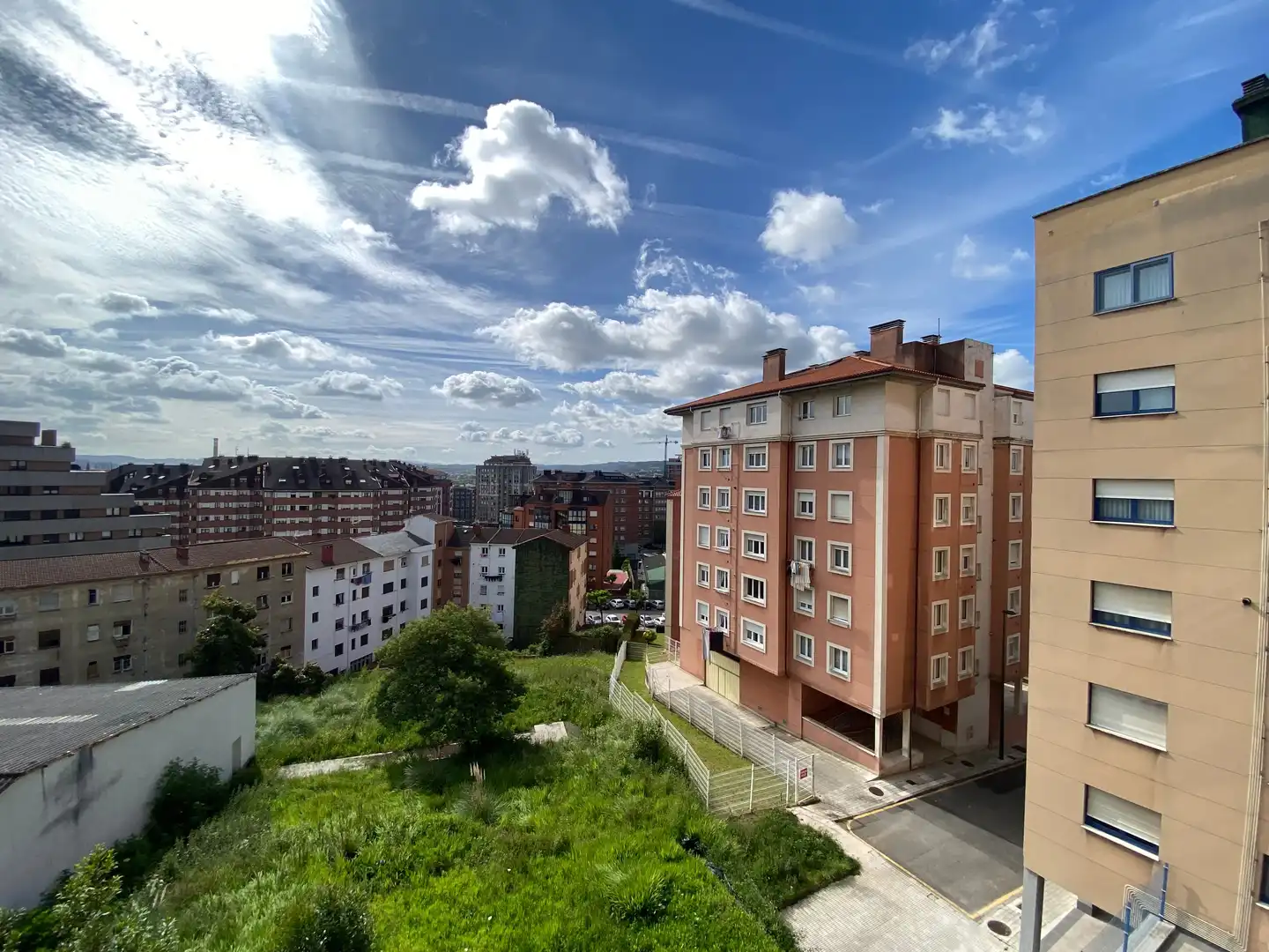 Vista exterior de Pis en venda en Avilés amb Traster i Balcó