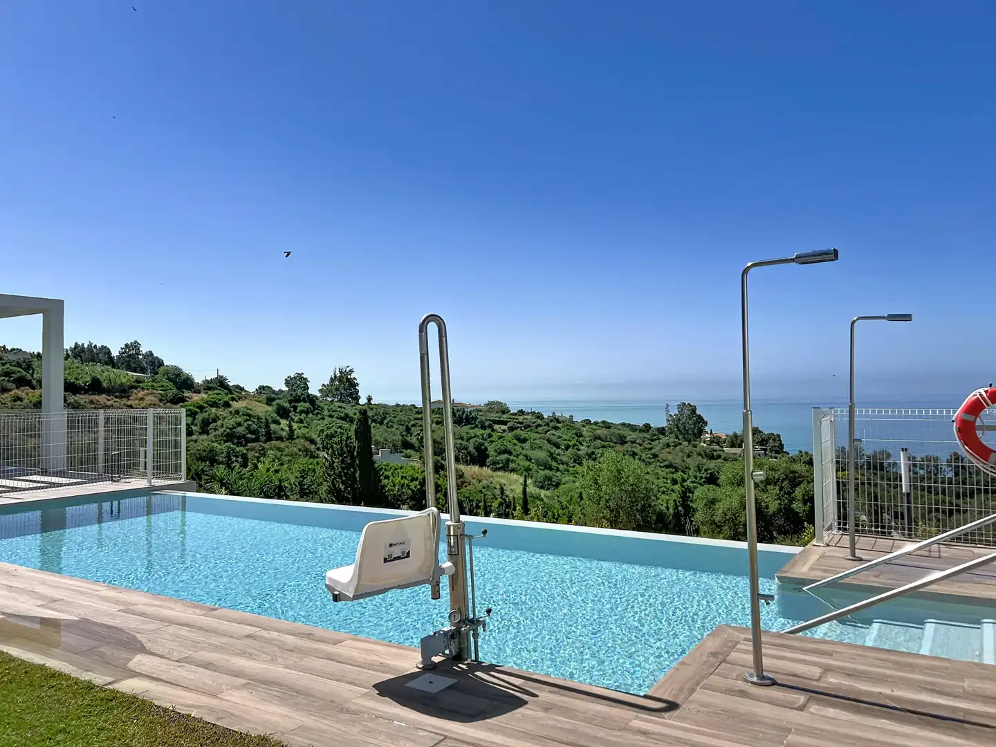 Schwimmbecken von Einfamilien-Reihenhaus zum Verkauf in Manilva mit Klimaanlage, Terrasse und Abstellraum