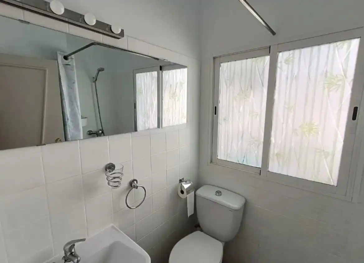 Baño de Piso de alquiler en Granada con Amueblado y Balcón