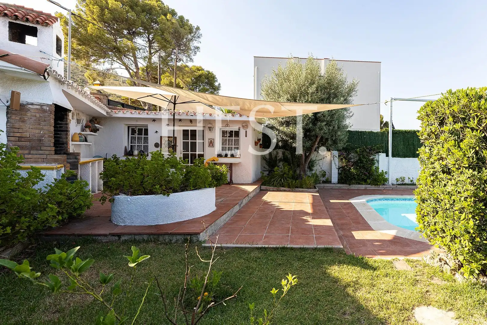 Vista exterior de Casa o chalet en venta en Castelldefels con Calefacción, Jardín privado y Parquet