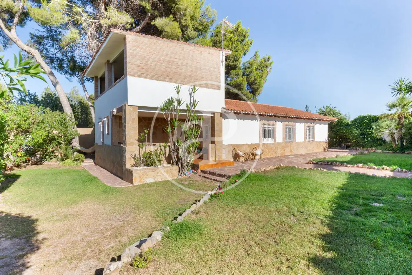 Vista exterior de Casa o xalet en venda en Riba-roja de Túria amb Calefacció, Jardí privat i Terrassa