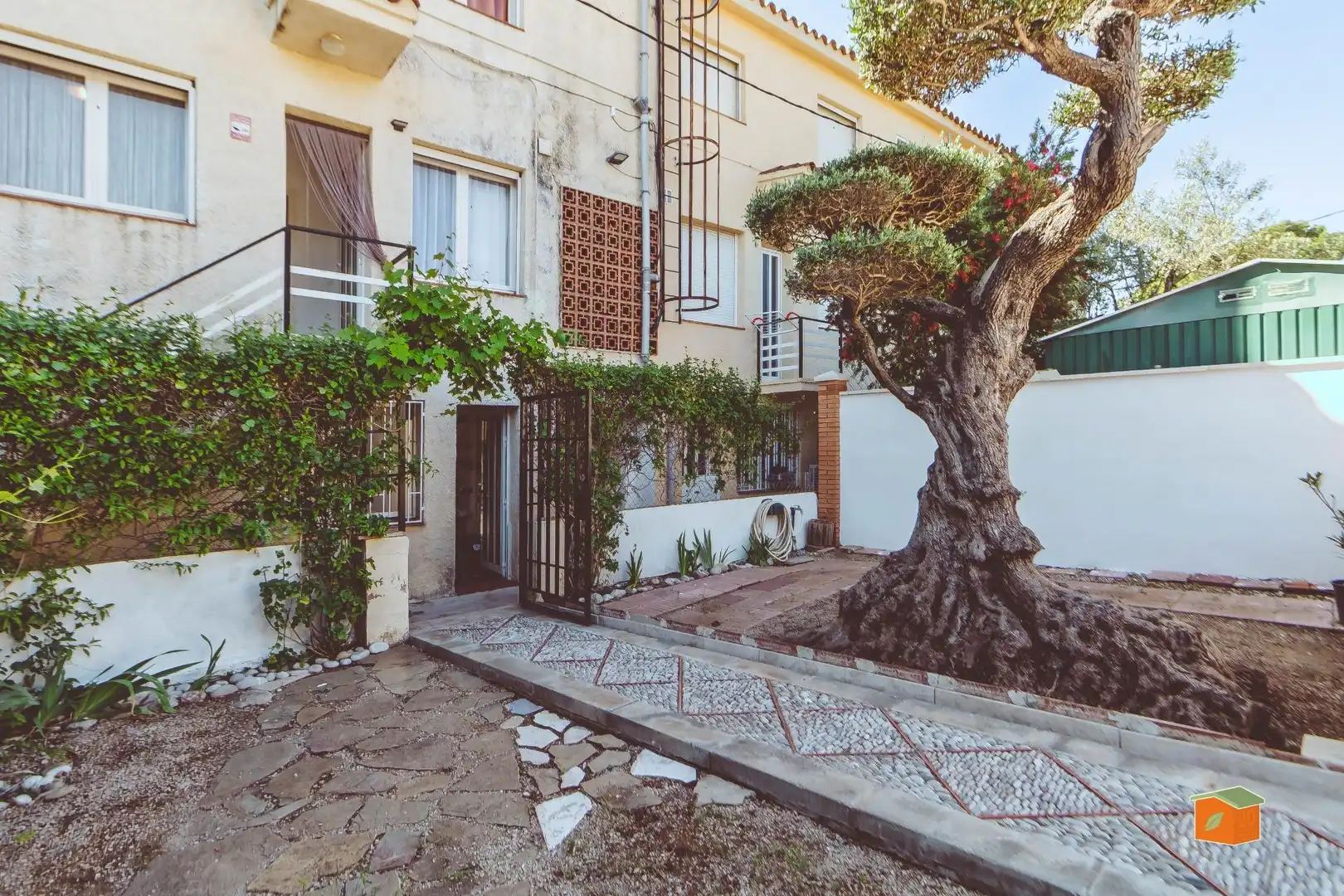 Vista exterior de Casa adosada en venda en Alcanar amb Jardí privat, Terrassa i Moblat