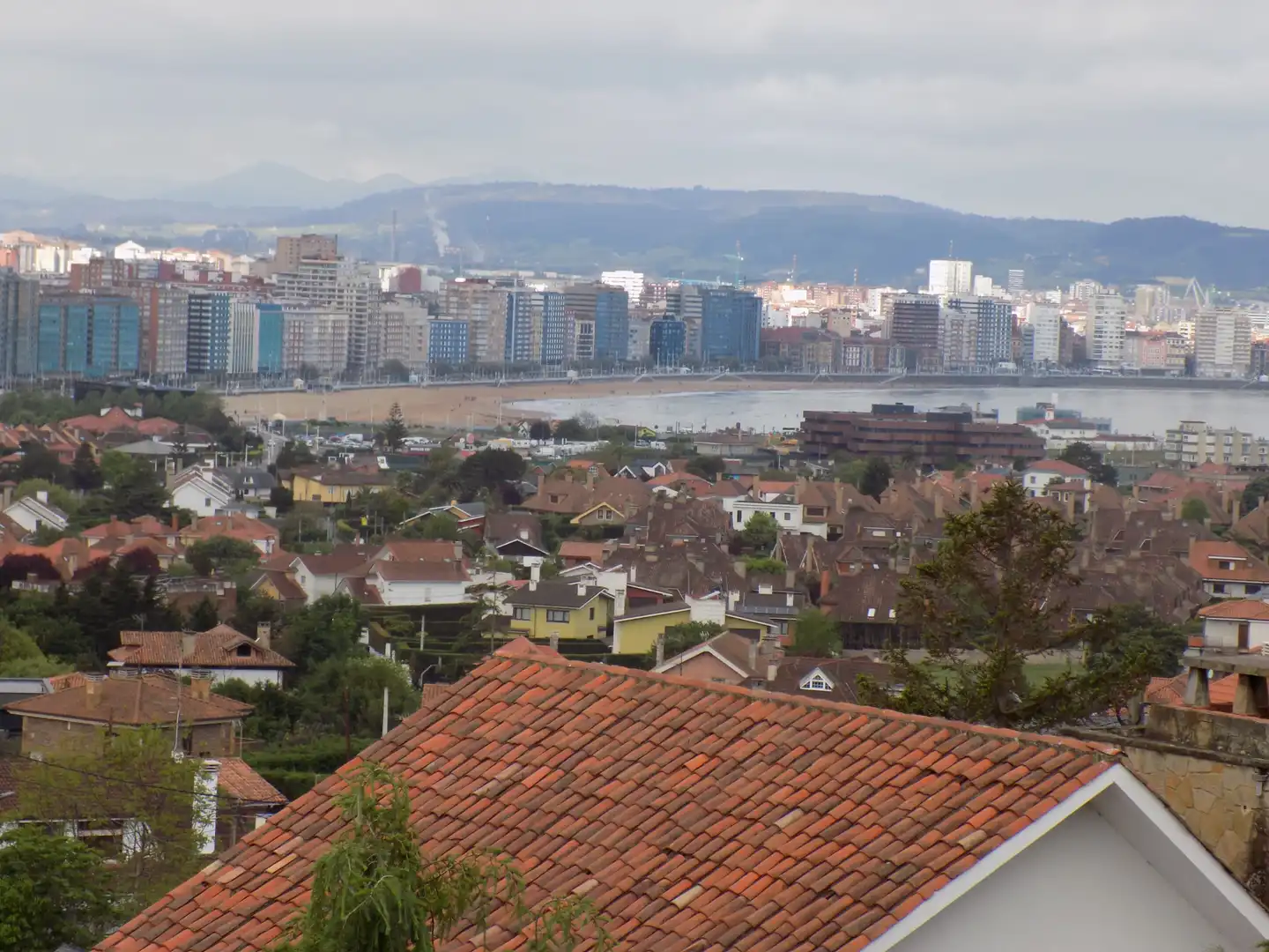 Vista exterior de Casa adosada en venda en Gijón  amb Calefacció, Jardí privat i Terrassa