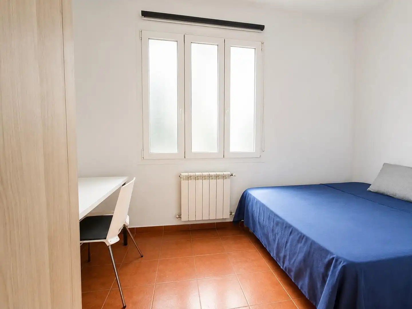 Schlafzimmer von Wohnung zur Miete in Madrid mit Heizung, Möbliert und Balkon