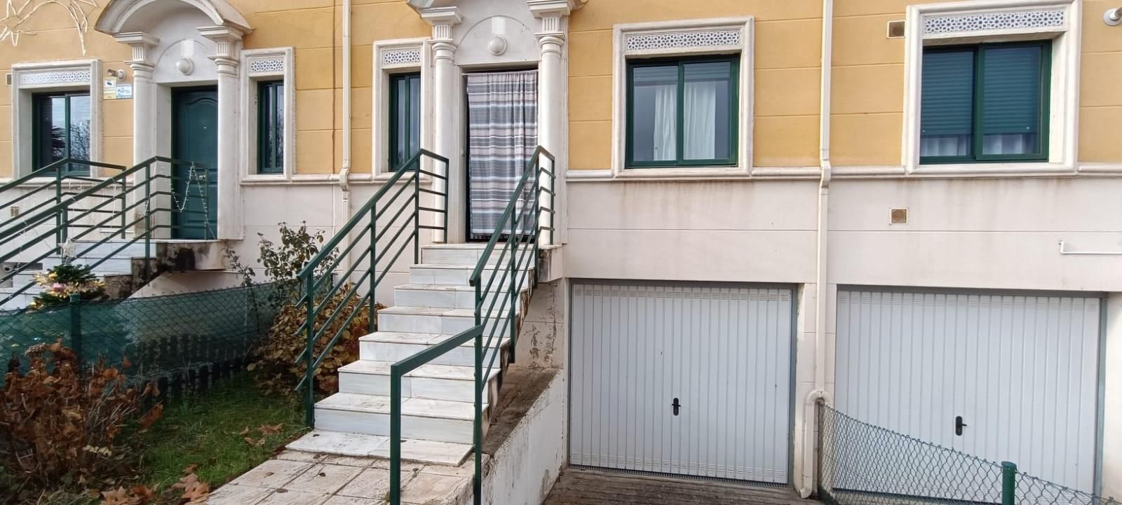 Vista exterior de Casa adosada en venta en Zamora Capital  con Calefacción, Jardín privado y Terraza