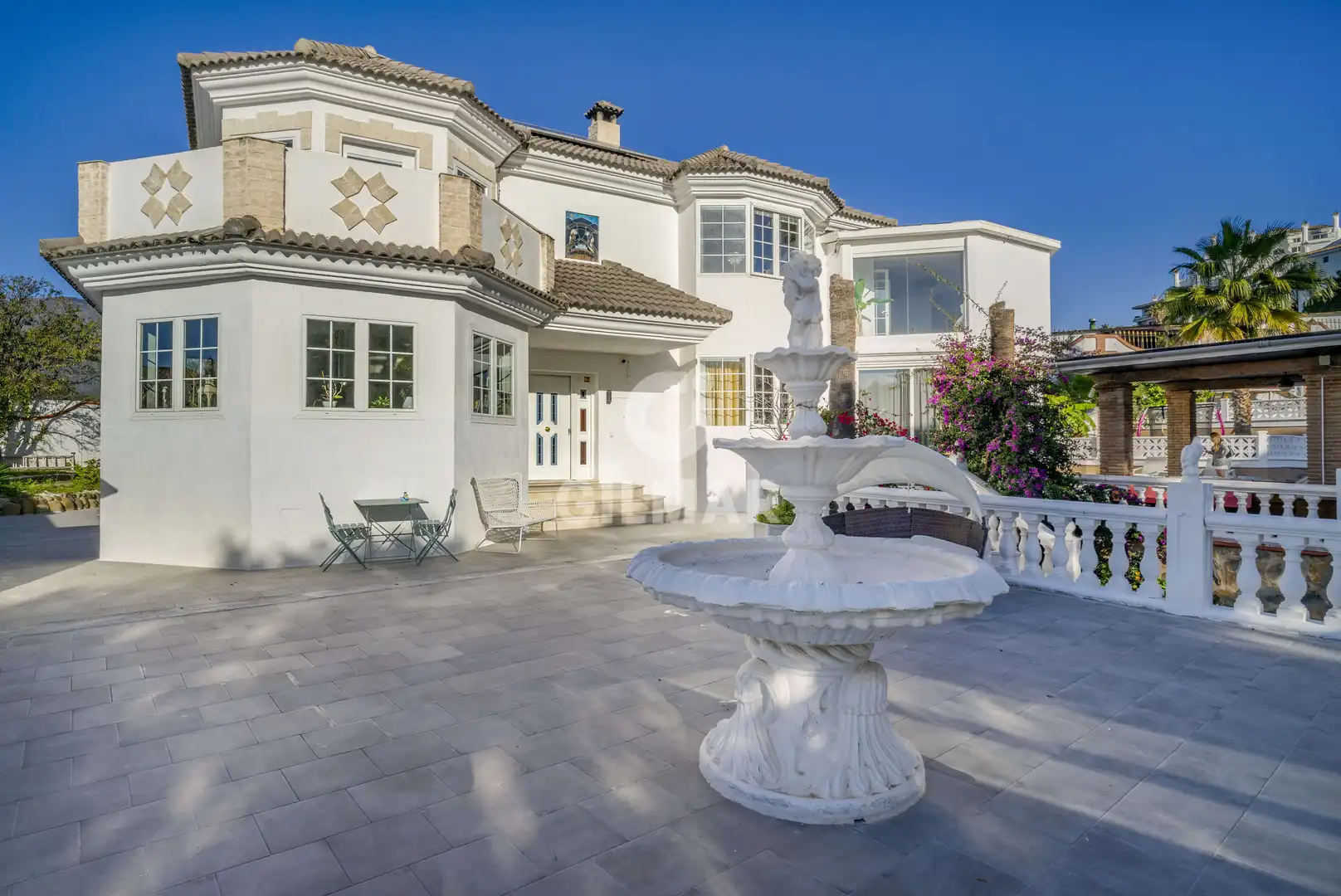 Vista exterior de Casa o xalet en venda en Estepona amb Jardí privat i Piscina