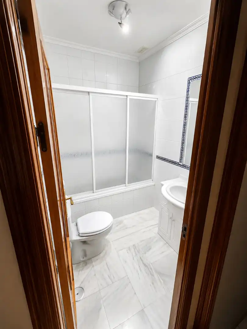 Baño de Piso en venta en Sanlúcar la Mayor con Terraza, Balcón y Internet