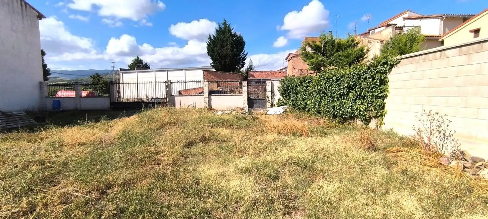 Houses for sale in Corera  with Storage room