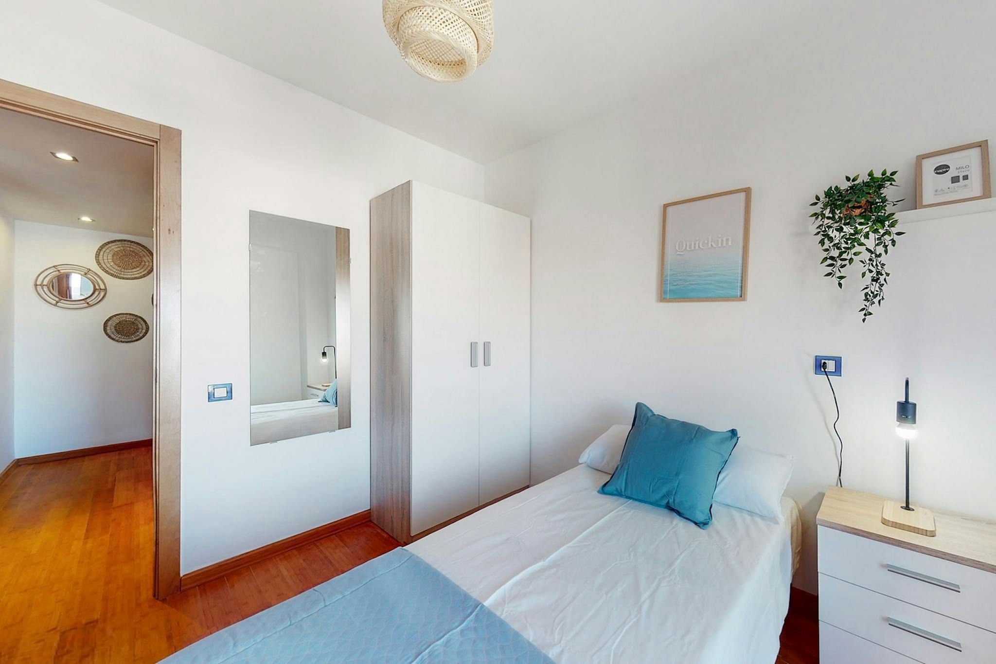 Bedroom of Flat to share in  Valencia Capital  with Air Conditioner, Heating and Furnished