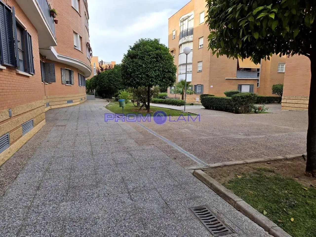 Vista exterior de Piso en venta en Mairena del Aljarafe con Aire acondicionado y Terraza