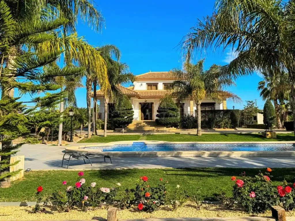 Vista exterior de Casa o xalet en venda en Orihuela amb Aire condicionat, Jardí privat i Traster