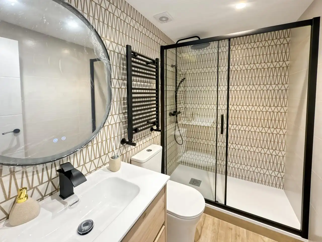 Bathroom of Flat for sale in Madrid  with Heating