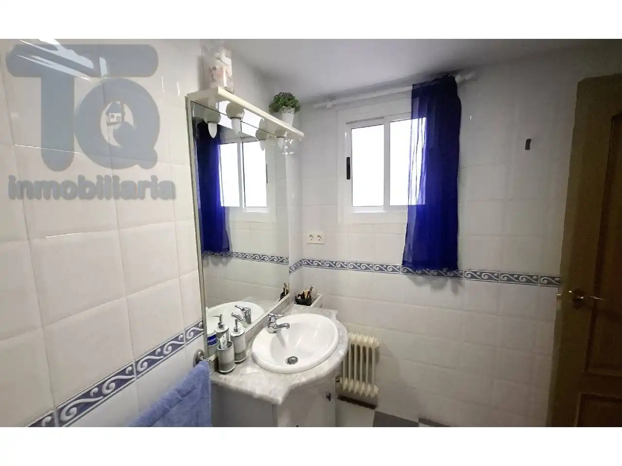 Bathroom of Flat for sale in Granada  with Heating and Alarm