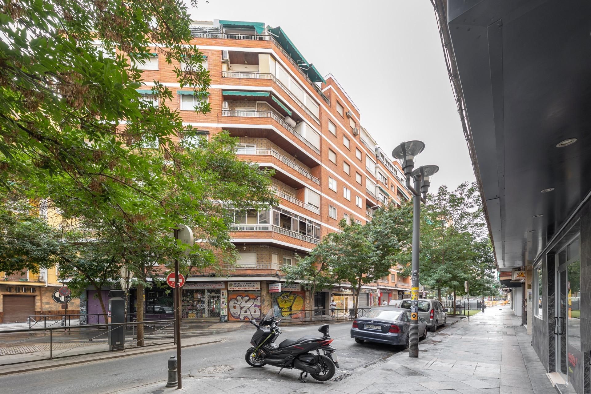 Vista exterior de Pis en venda en  Granada Capital amb Calefacció i Balcó