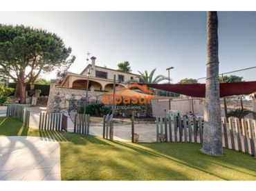 Detached house with pool for sale in Calle El Almeso 3