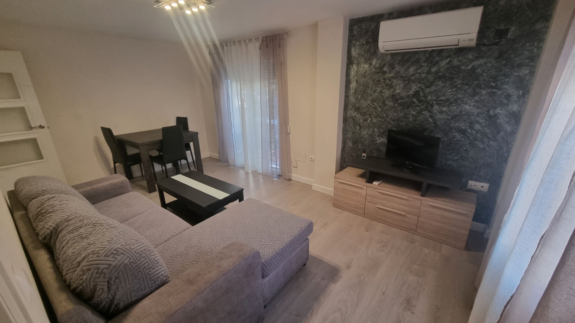 Living room of Flat to rent in  Madrid Capital  with Air Conditioner, Parquet flooring and Furnished