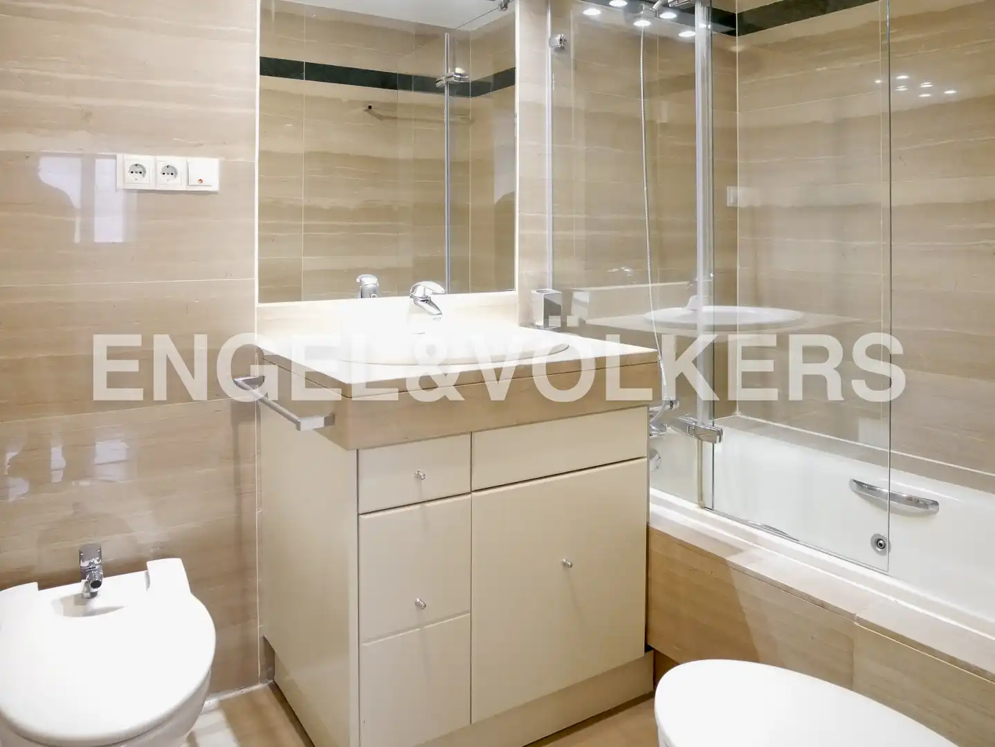 Bathroom of Flat for sale in Madrid  with Air Conditioner, Heating and Swimming Pool
