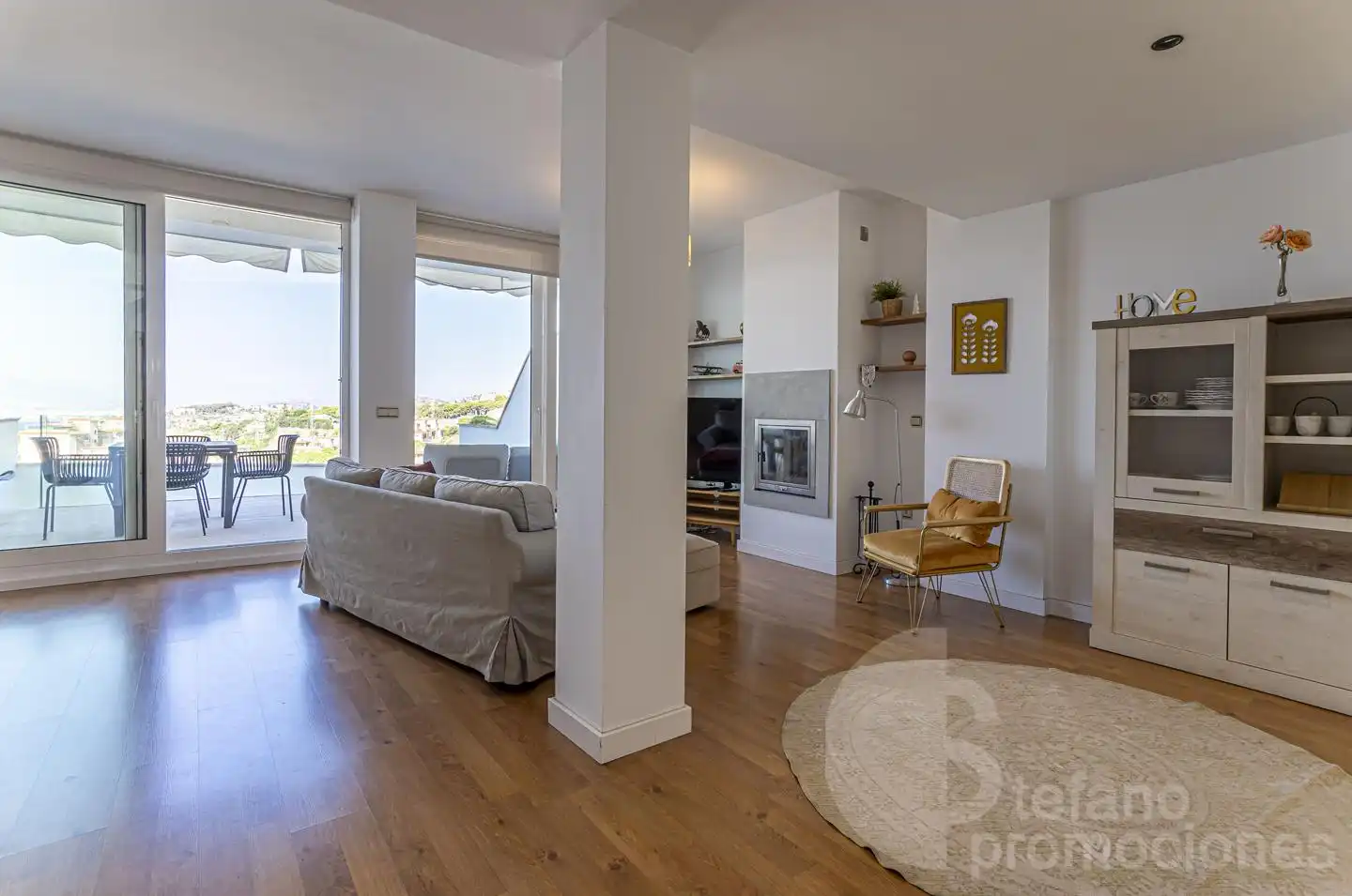 Sala d'estar de Casa adosada en venda en Málaga amb Aire condicionat, Jardí privat i Parquet