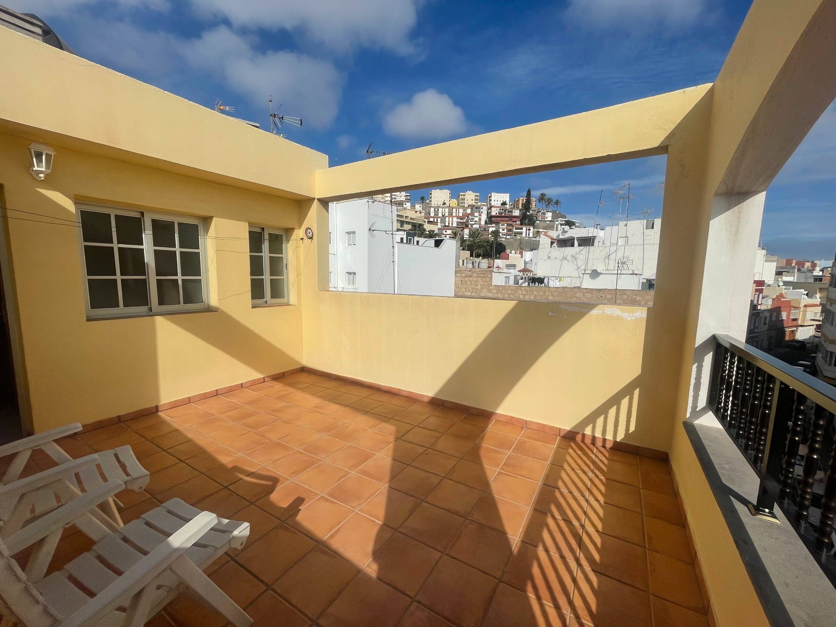 Vista exterior de Casa adosada en venda en Las Palmas de Gran Canaria amb Terrassa i Traster