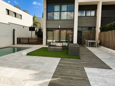 Casa aparellada amb piscina en venda a San Antonio de Benagéber