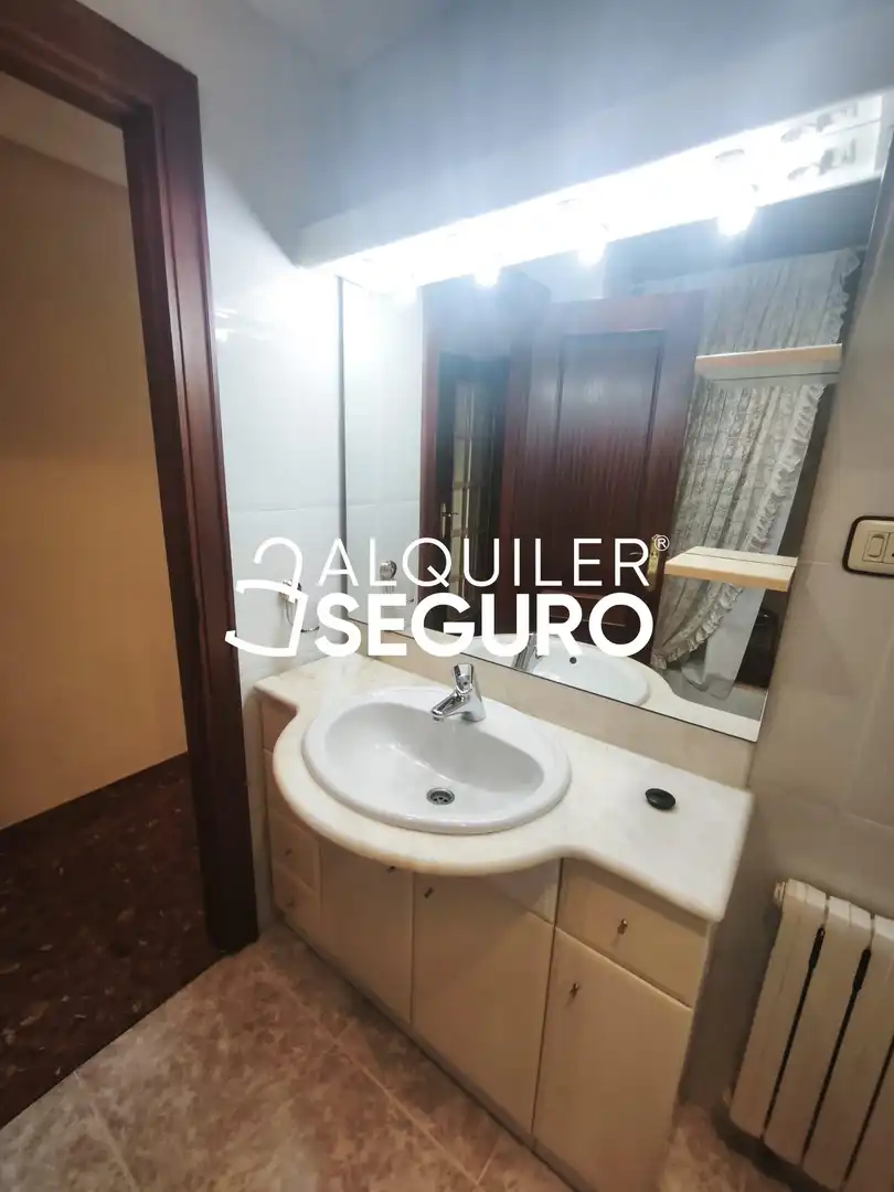 Badezimmer von Wohnung zur Miete in Zaragoza mit Heizung, Terrasse und Abstellraum