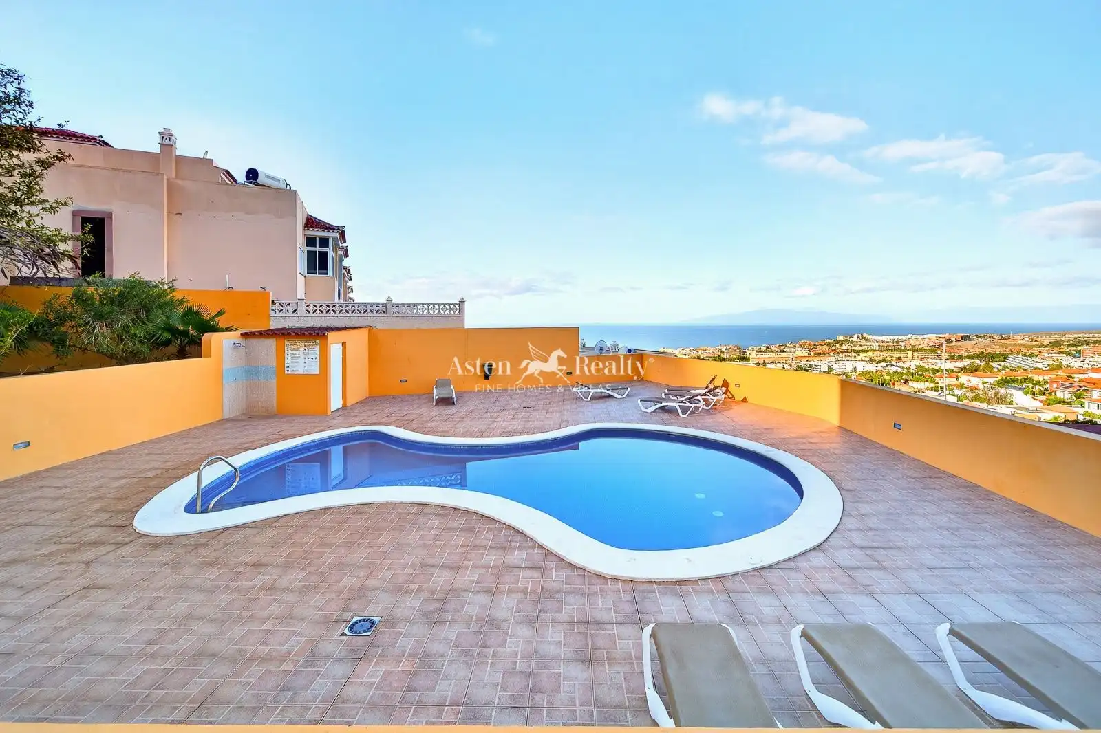 Vista exterior de Apartamento en venta en Adeje con Terraza, Piscina y Amueblado