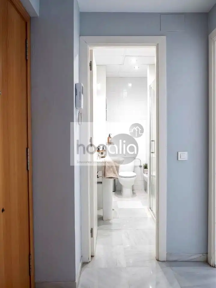 Bathroom of Flat for rent in Sevilla  with Air Conditioner, Terrace and Furnished