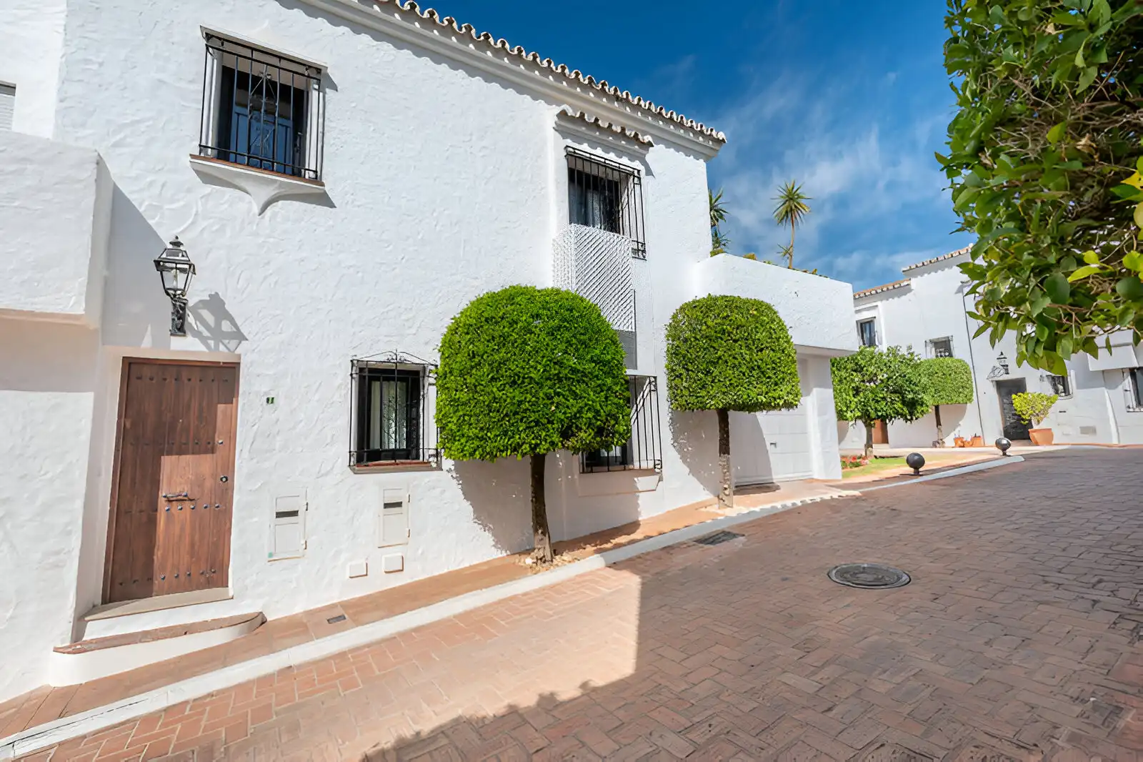 Vista exterior de Casa adosada en venda en Marbella amb Calefacció, Terrassa i Piscina
