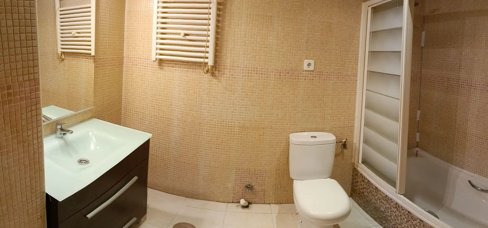 Badezimmer von Wohnung zum Verkauf in Madrid mit Klimaanlage, Ofen und Mikrowelle
