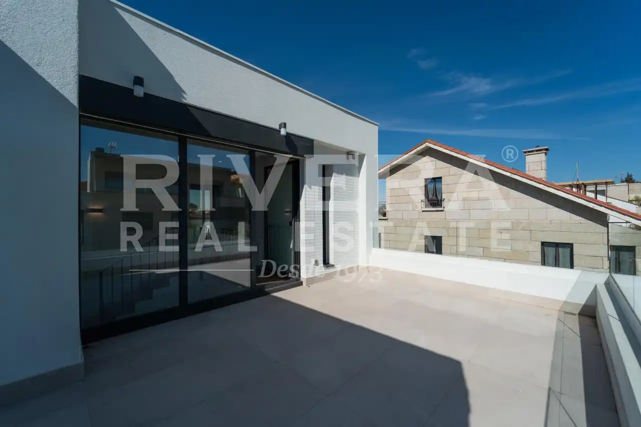 Terraza de Casa adosada en venta en Vigo  con Calefacción y Jardín privado
