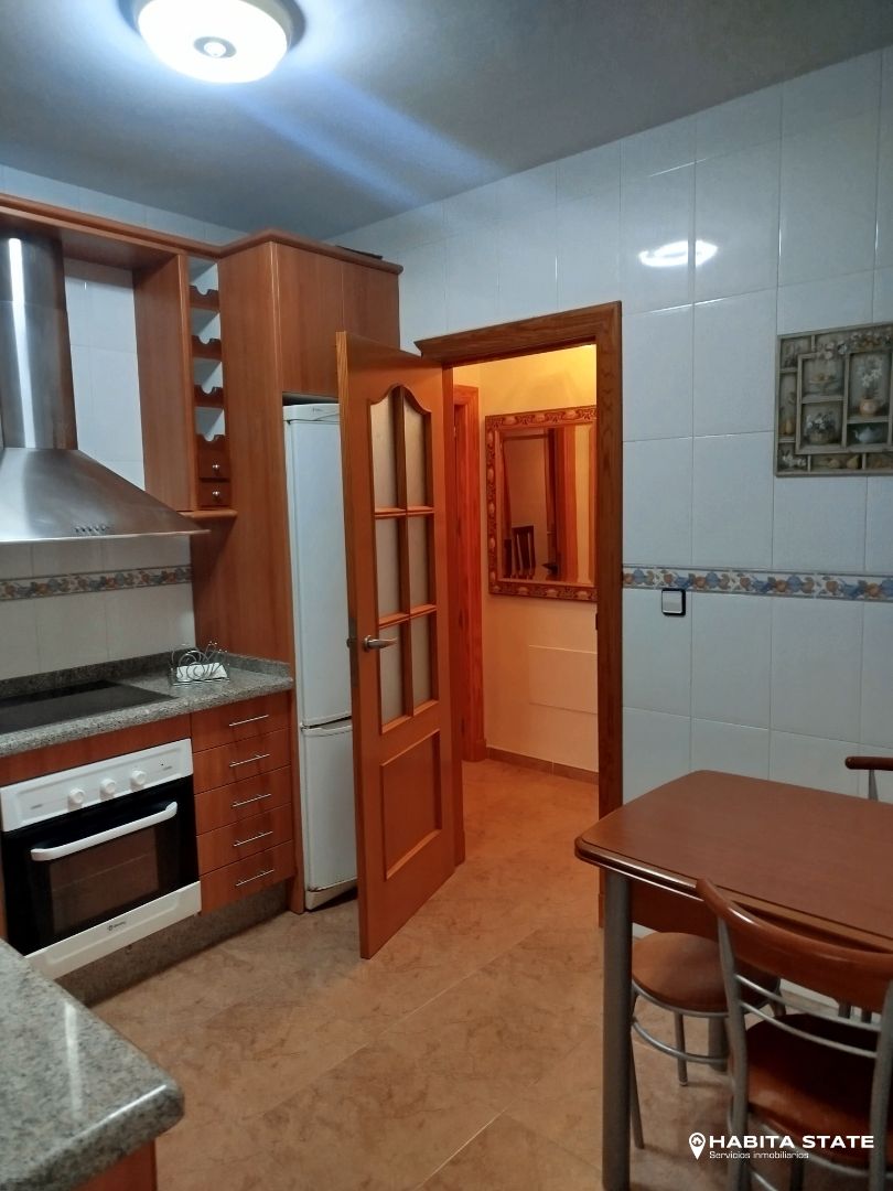 Cuina de Apartament de lloguer en Roquetas de Mar amb Aire condicionat, Calefacció i Jardí privat