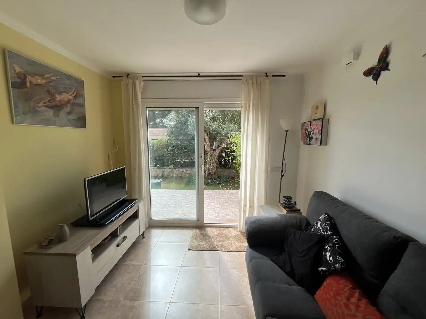 Sala de estar de Planta baja en venta en Castell d'Aro, Platja d'Aro i s'Agaró con Aire acondicionado, Jardín privado y Terraza