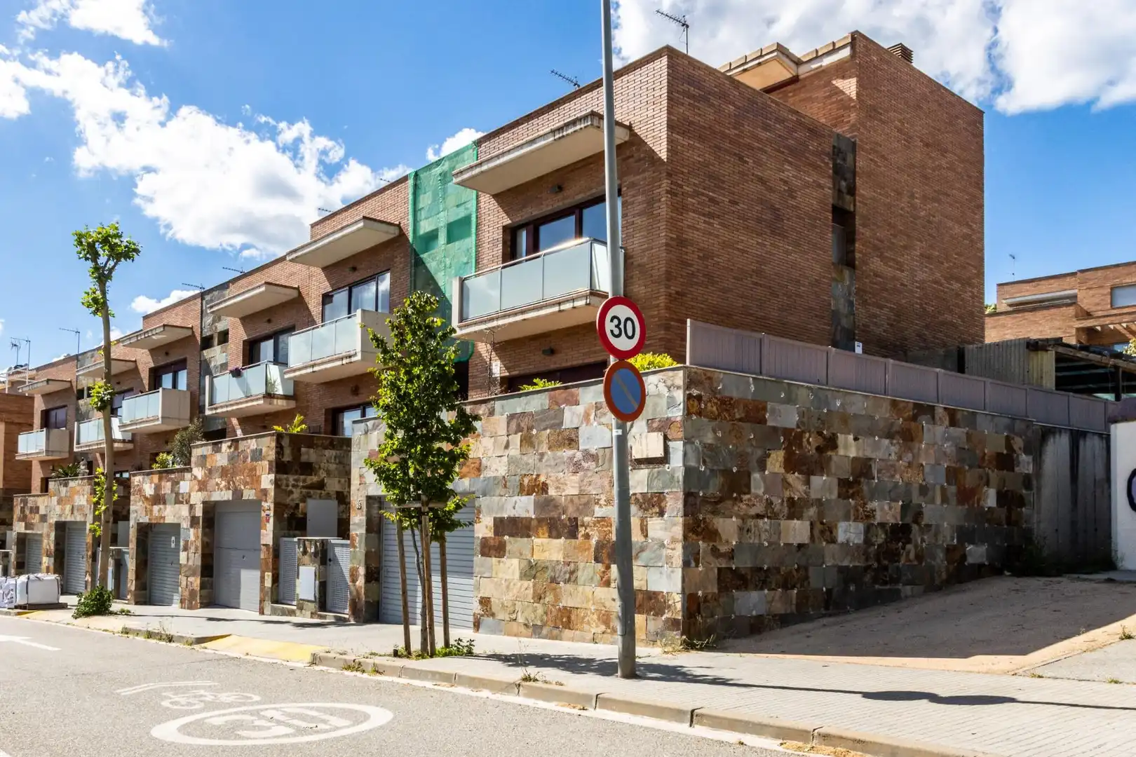 Vista exterior de Casa adosada en venda en Castellar del Vallès amb Aire condicionat, Calefacció i Jardí privat