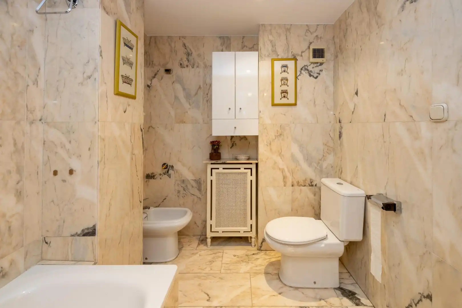 Bathroom of Flat for sale in Granada  with Air Conditioner, Heating and Terrace