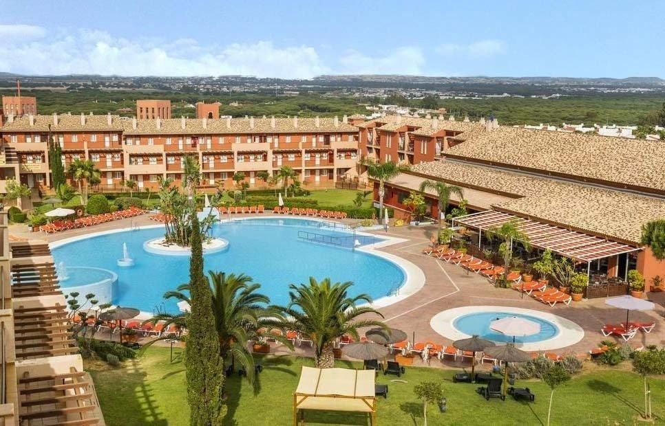 Vista exterior de Casa adosada en venda en Chiclana de la Frontera amb Aire condicionat, Jardí privat i Terrassa