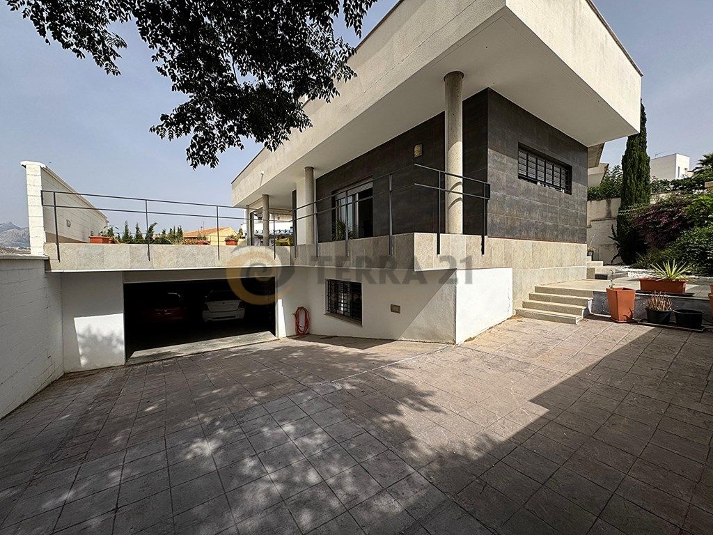 Vista exterior de Casa o xalet en venda en La Guardia de Jaén amb Aire condicionat, Jardí privat i Terrassa