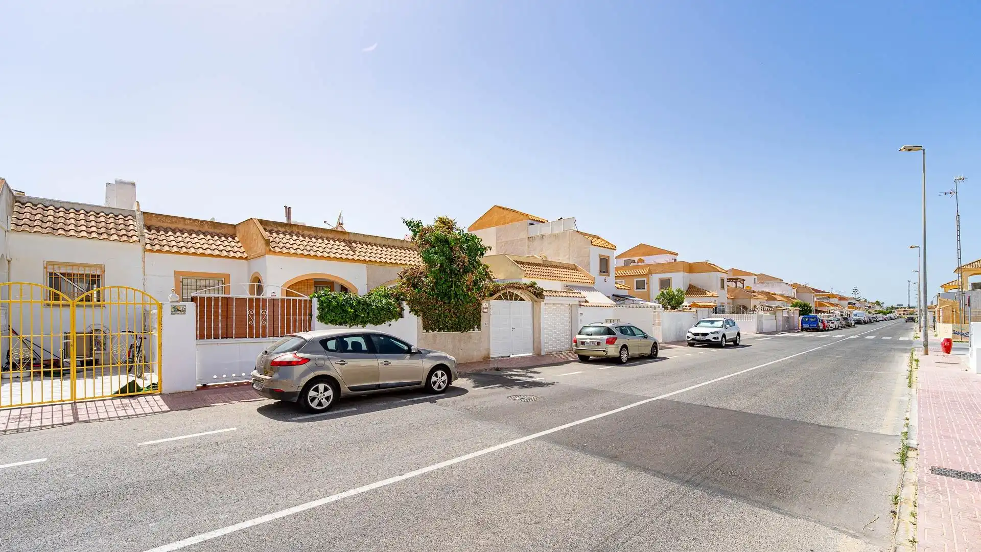 Vista exterior de Casa adosada en venda en Torrevieja amb Terrassa, Traster i Moblat