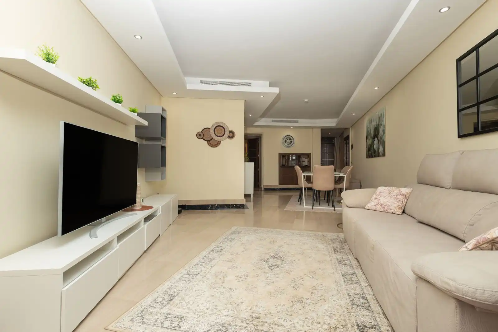 Sala de estar de Apartamento en venta en Estepona con Aire acondicionado, Terraza y Amueblado
