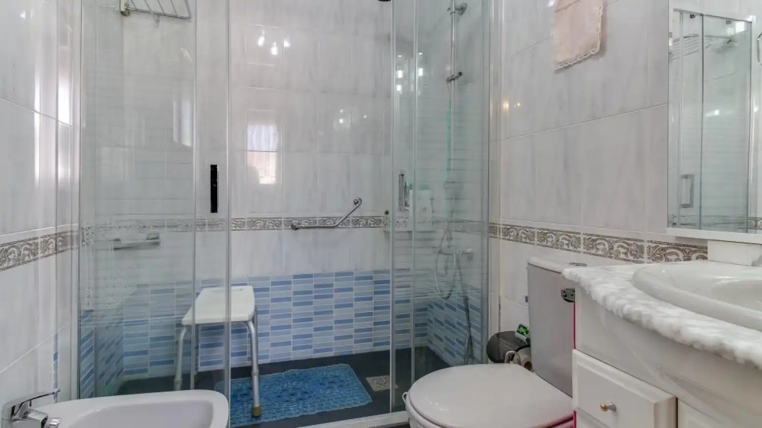 Badezimmer von Einfamilien-Reihenhaus zum Verkauf in Salamanca mit Heizung, Privatgarten und Parkett