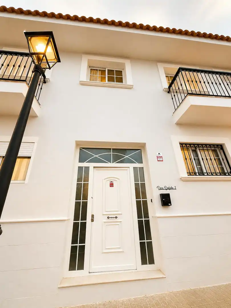 Exterior view of Flat for share in Valencia  with Air Conditioner, Heating and Furnished