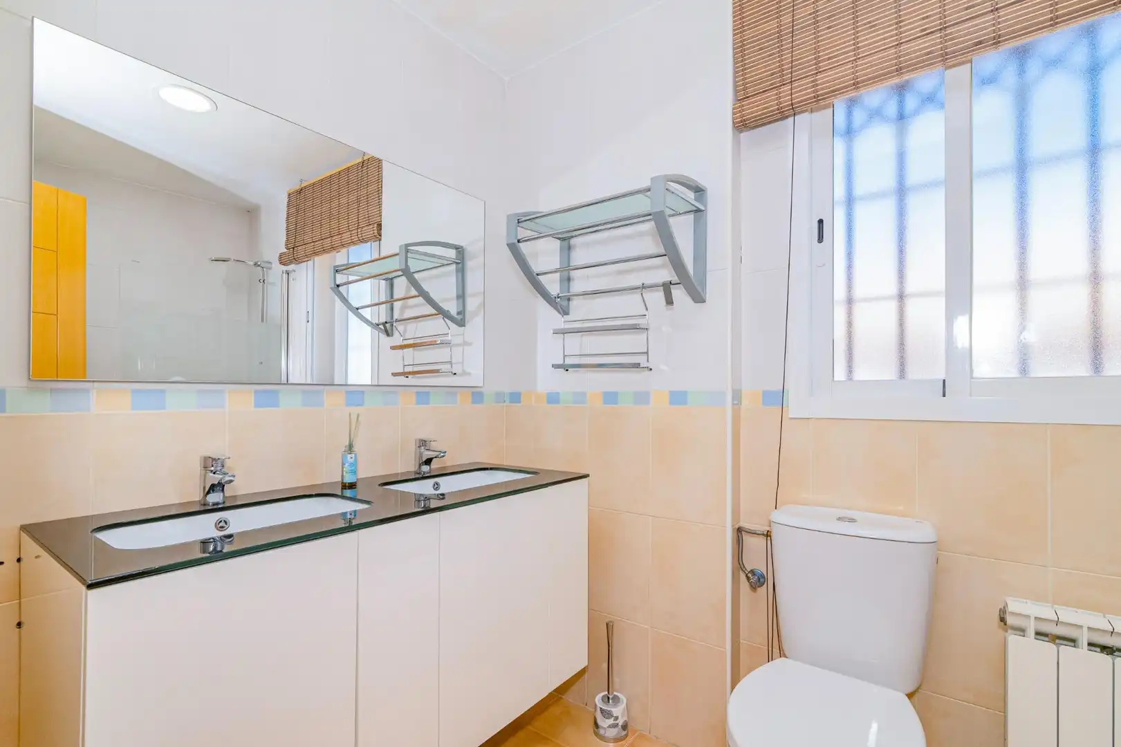 Casa aparellada amb terrassa en venda a Jun, imagen 25