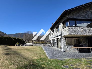 Casa amb jardí en venda a .