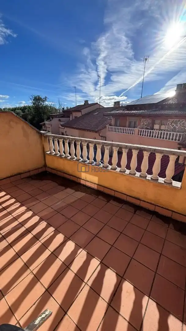 Terrassa de Casa adosada en venda en Sariegos amb Calefacció, Parquet i Terrassa