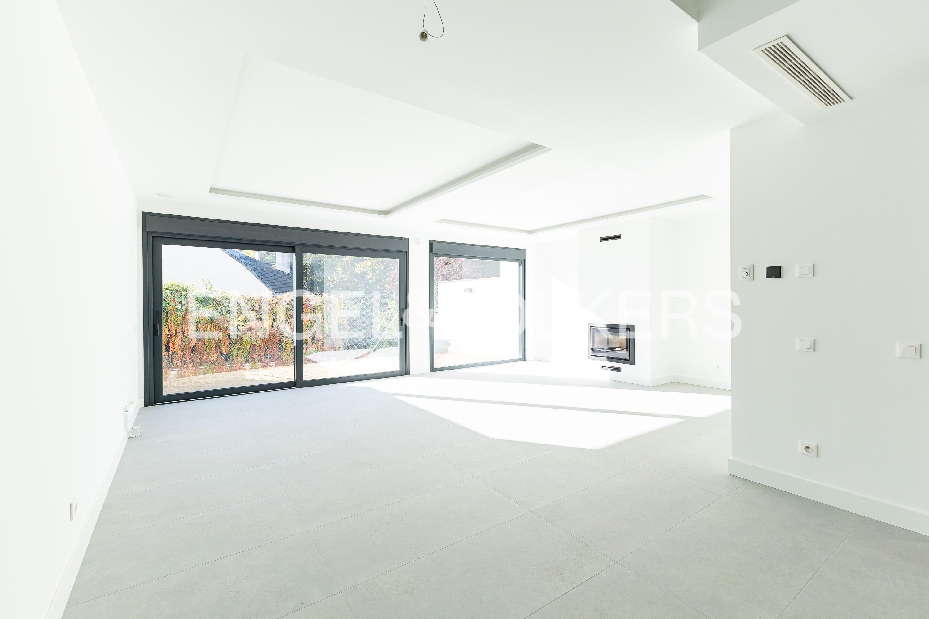 Exterior view of Single-family semi-detached for sale in  Madrid Capital  with Air Conditioner, Heating and Private garden