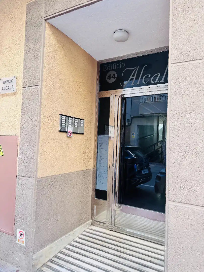 Parkplatz von Wohnung zur Miete in Torrevieja mit Klimaanlage, Heizung und Terrasse
