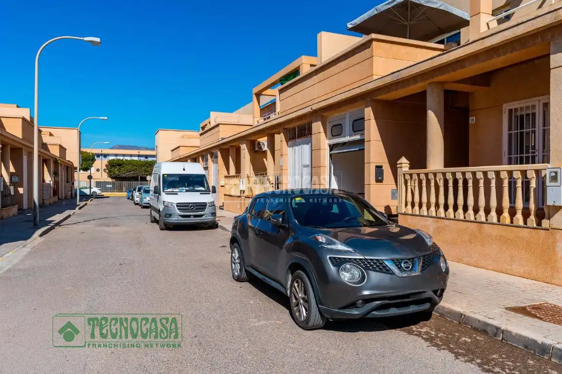 Vista exterior de Casa adosada en venda en El Ejido amb Aire condicionat, Calefacció i Terrassa