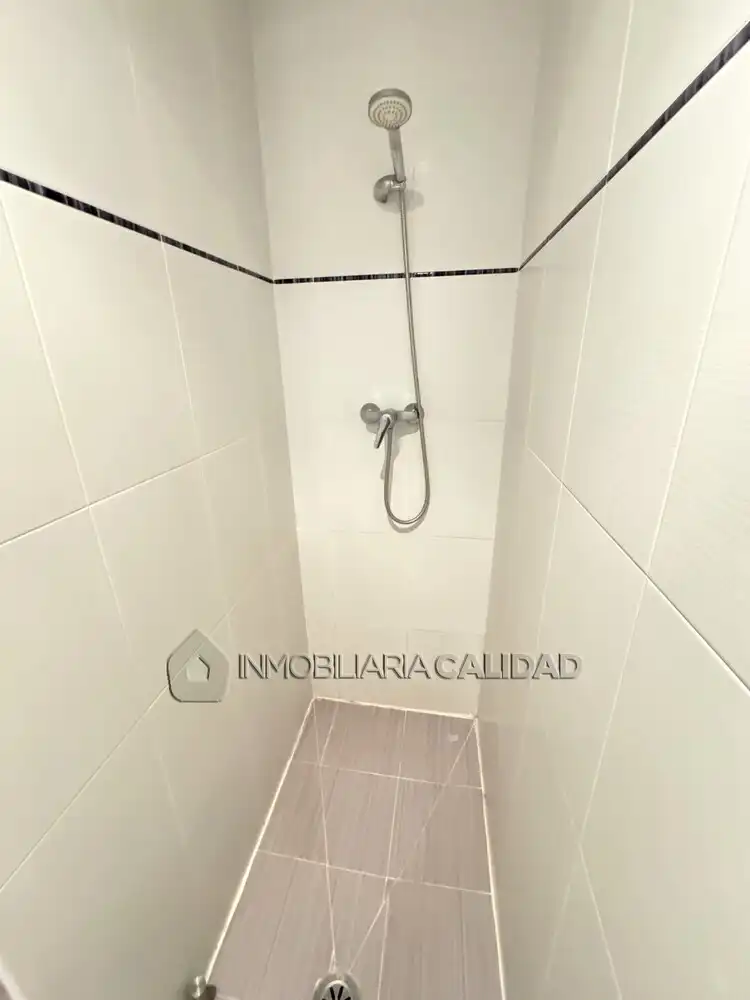 Baño de Piso en venta en Burgos con Calefacción, Trastero y Piscina