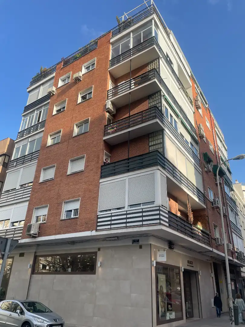 Vista exterior de Piso en venta en Madrid con Calefacción, Parquet y Balcón