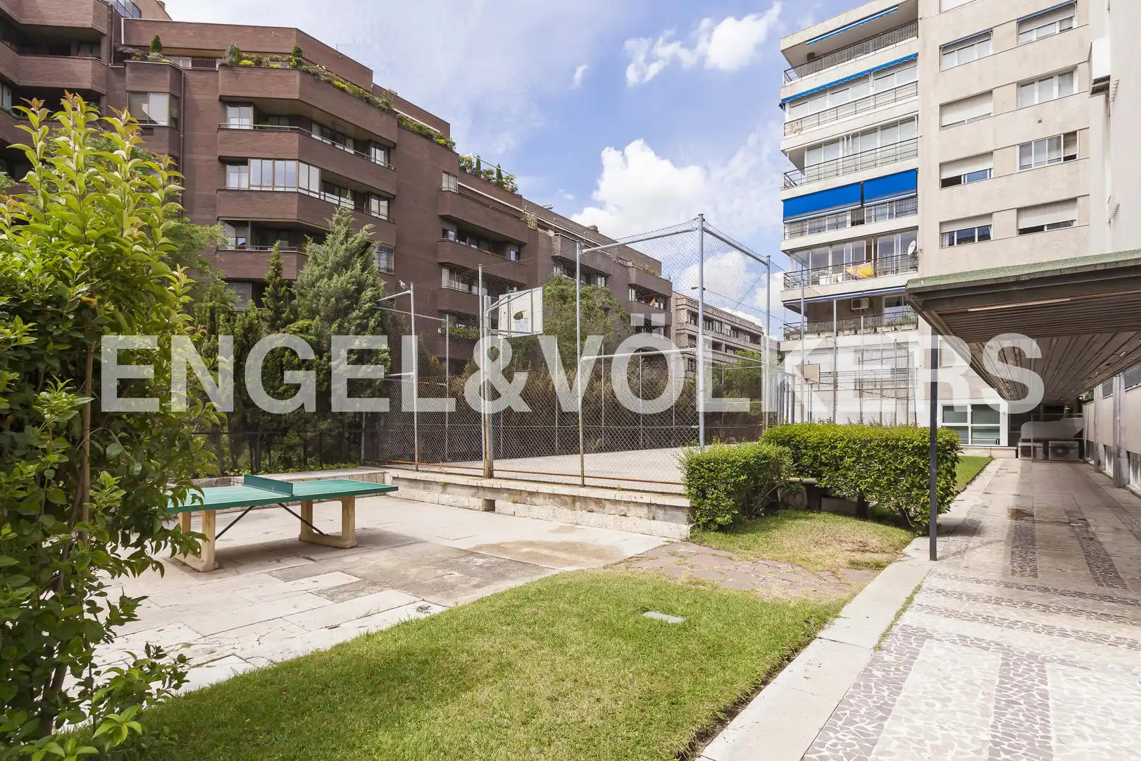 Vista exterior de Pis de lloguer en Madrid amb Aire condicionat, Calefacció i Jardí privat