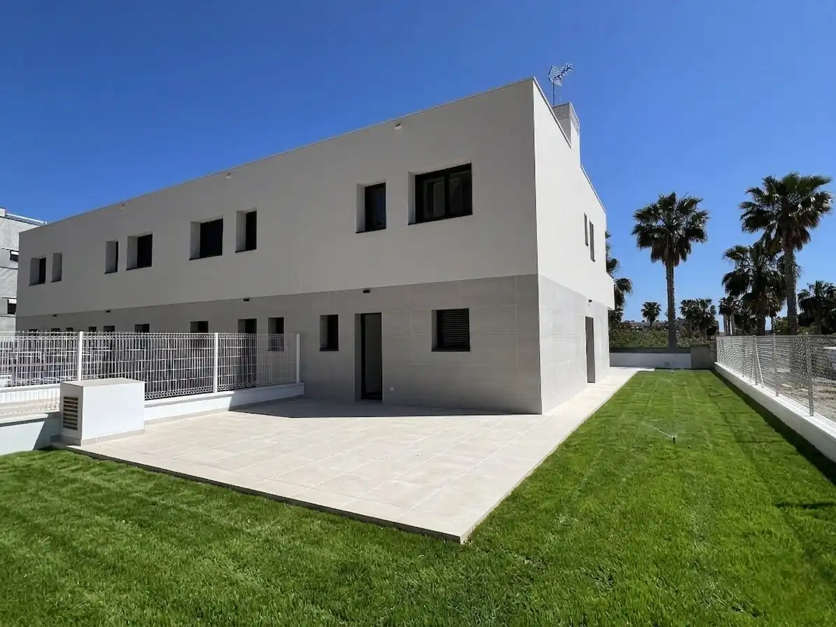 Maison mitoyenne avec terrasse à vendre à SINIES DE LES
